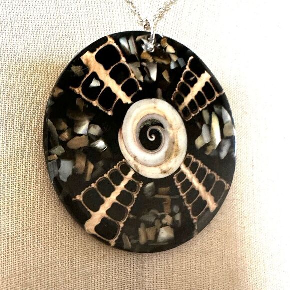 Large abalone round pendant necklace - Picture 4 of 9
